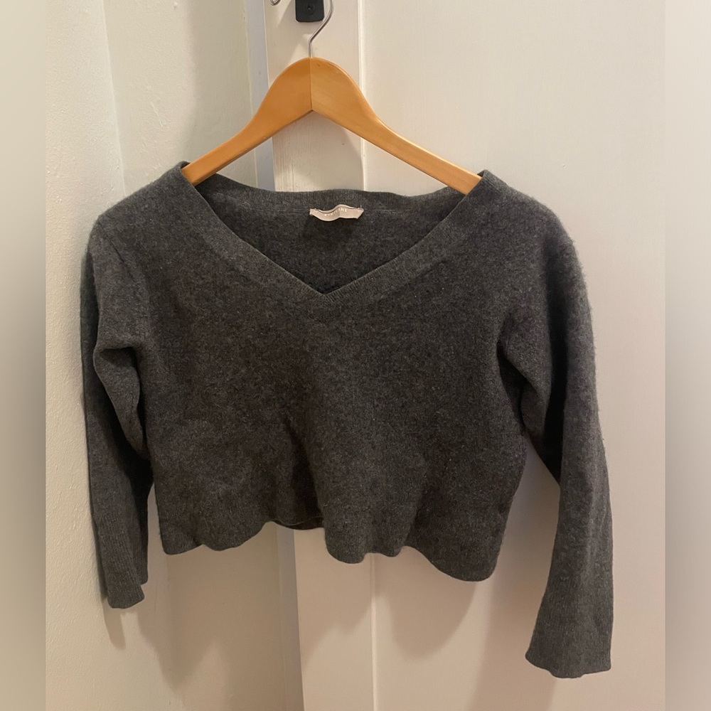 Everlane Cropped Charcoal Gray 100% Cashmere  V Neck Sweater.